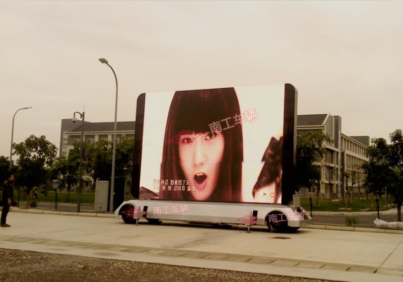 大型折叠屏移动LED广告拖车